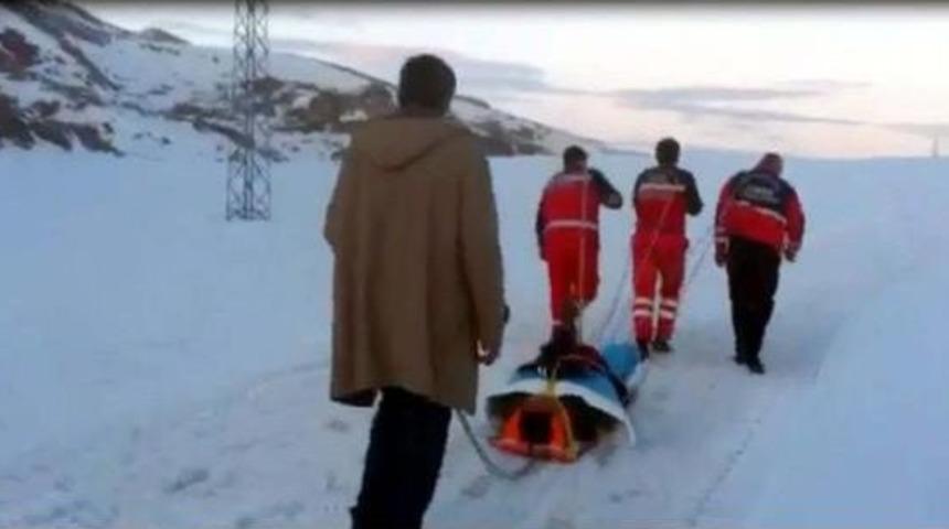 Nemrut Dağı'nda Mahsur Kalan Bek&ccedil;i Donmak &Uuml;zereyken Kurtarıldı