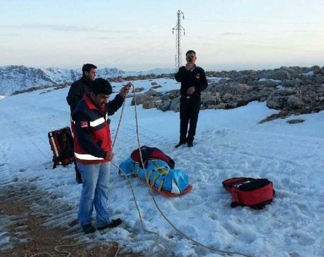 Nemrut Dağı'nda Mahsur Kalan Bekçi Donmak Üzereyken Kurtarıldı