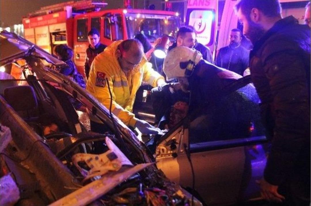 Bariyer Otomobile Ok Gibi Saplandı: 1 Yaralı