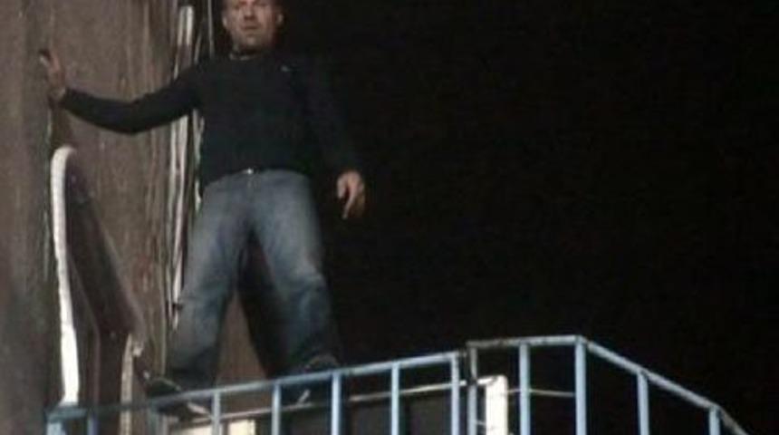 Belediyenin Yangın Merdiveninde Intihar Girişimi