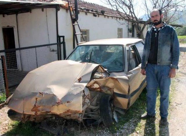 Kaza Yaptığı Otomobilini 1.5 Yıldır Olay Yerinden Kaldırmıyor