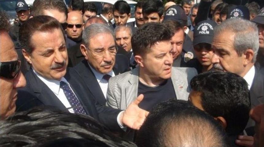 Bakan &Ccedil;elik&rsquo;le G&ouml;r&uuml;şmek İsteyen &Ccedil;ift&ccedil;iler İle Polis Arasında Arbede &Ccedil;ıktı