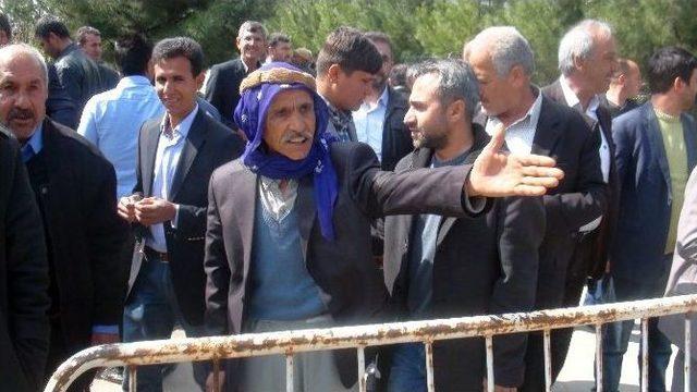 Bakan Çelik’le Görüşmek İsteyen Çiftçiler İle Polis Arasında Arbede Çıktı