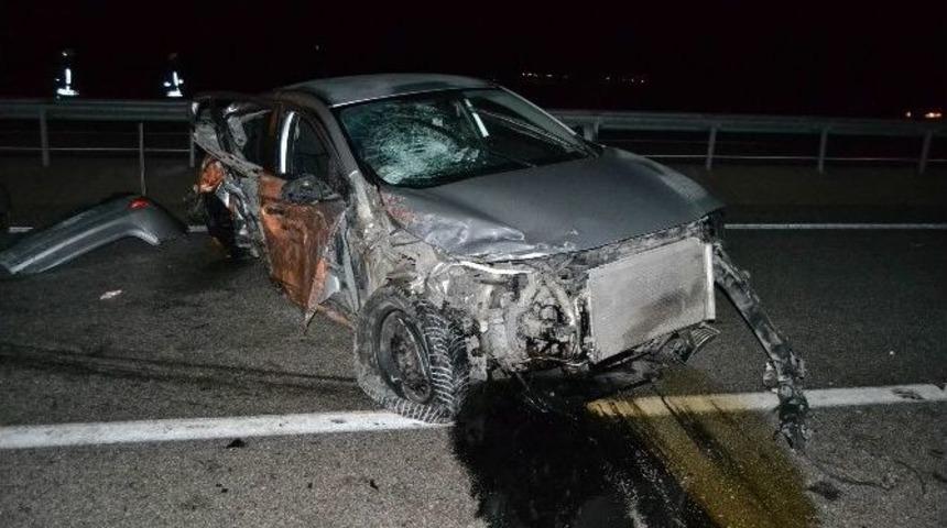 Otomobil Bariyerlere &Ccedil;arptı: 2 Yaralı