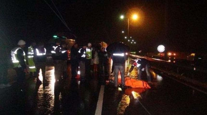 Tır S&uuml;r&uuml;c&uuml;s&uuml;ne &Ccedil;arptığı Aracını Bırakıp Ka&ccedil;tı