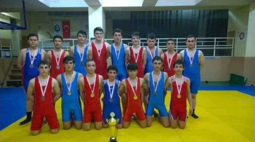Salihli Belediyespor G&uuml;reşte Tutulmuyor