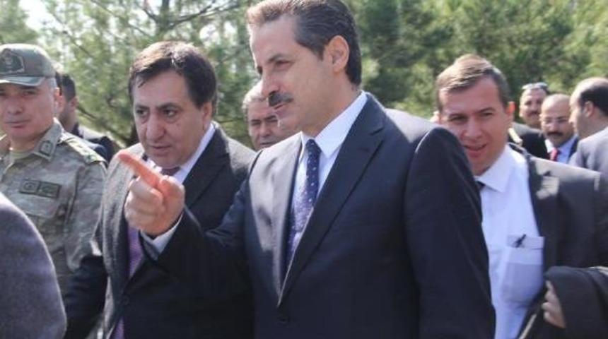 Bakan &Ccedil;elik, Gruba M&uuml;dahale Eden Polisi 'sakin Olun' Diyerek Uyardı