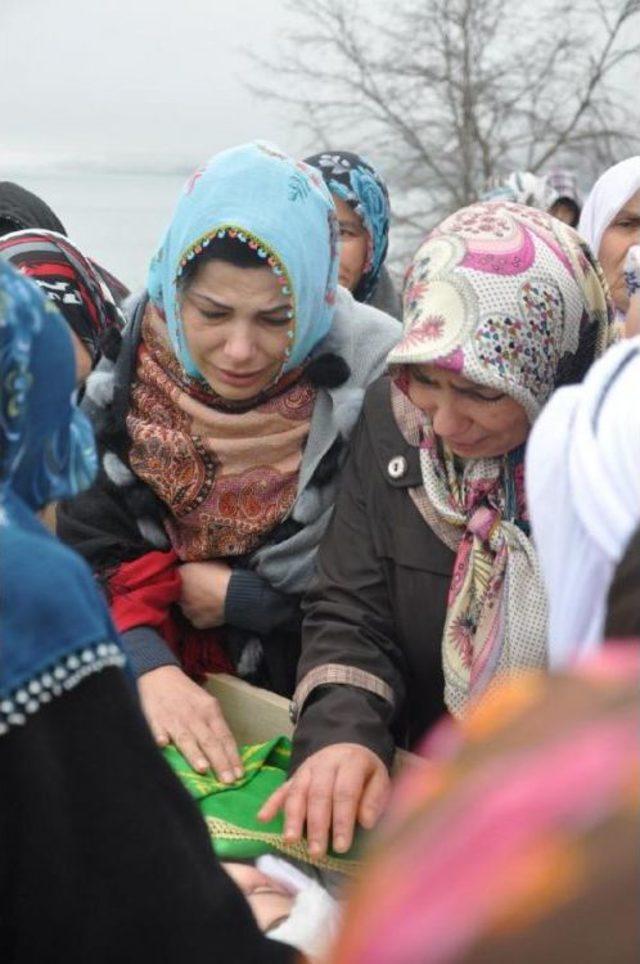 Trabzon'da Sobadan Sızan Gazdan Ölen 3 Kişi Toprağa Verildi