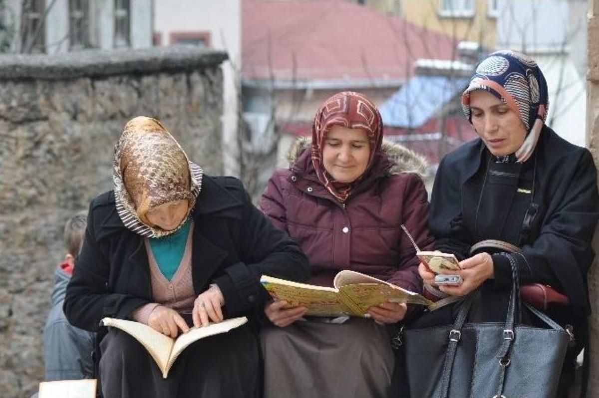 &Ouml;ğrenciler Sınavda, Aileleri Dışarıda Ter D&ouml;kt&uuml;