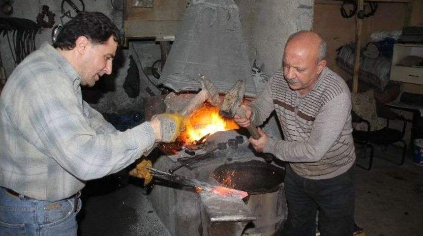 Helvacılar &Ccedil;arşısı&rsquo;ndaki Eski Eserler İlgi Odağı Oldu