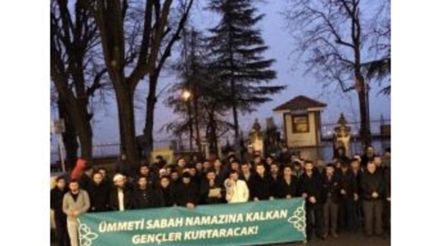 Bursalı Gen&ccedil;ler, Sabah Namazının Ardından Suriye&rsquo;deki Vahşeti Kınadı