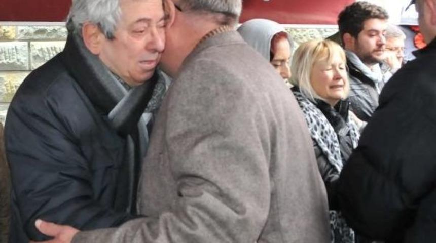 K&ouml;peklerin Par&ccedil;aladığı Erin&ccedil; G&ouml;zyaşlarıyla Toprağa Verildi