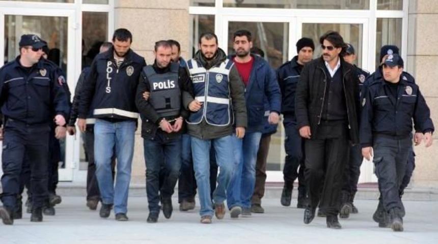 Boşanmak Isteyen Eşini Caddede Vuran Garson Tutuklandı