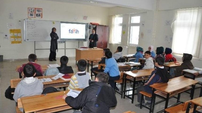 Sincik İl&ccedil;esinde Okullara Akıllı Tahta Kuruldu
