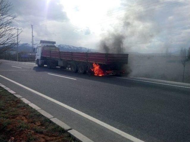 Seyir Halindeki Tır’ın Patlayan Lastiği Yandı