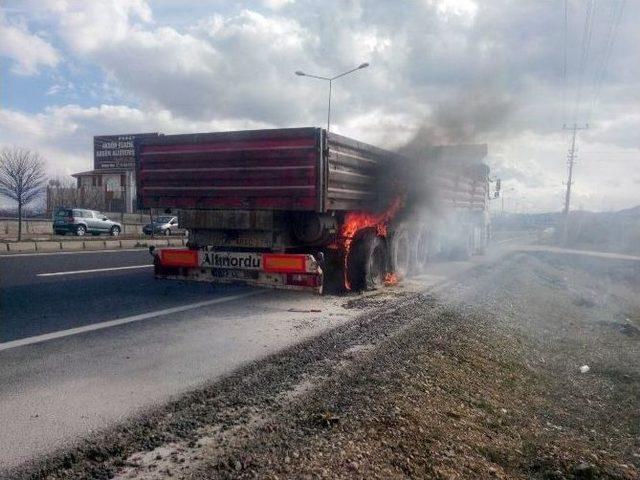 Seyir Halindeki Tır’ın Patlayan Lastiği Yandı