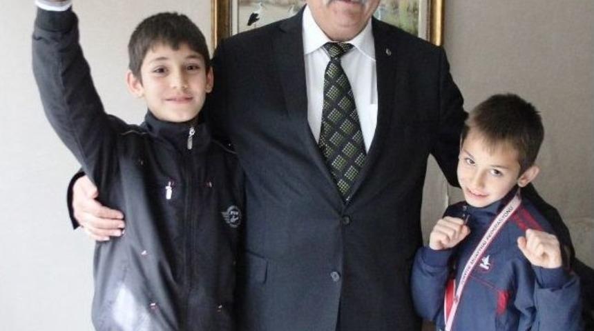 Minik Sporculardan Mhp&rsquo;li Azeroğlu&rsquo;na Ziyaret