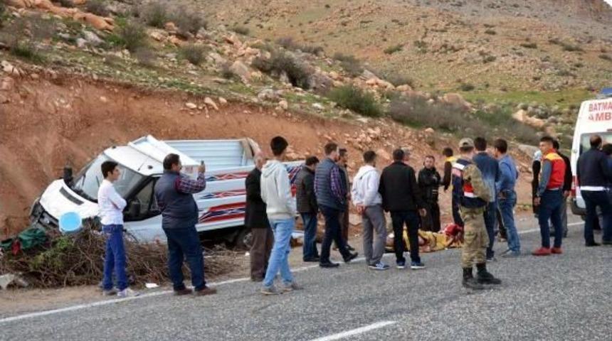 Gerc&uuml;ş'te Iş&ccedil;ileri Taşıyan Ara&ccedil; Devrildi: 3'&uuml; Ağır 13 Yaralı