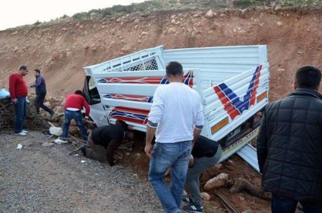 Gercüş'te Işçileri Taşıyan Araç Devrildi: 3'ü Ağır 13 Yaralı