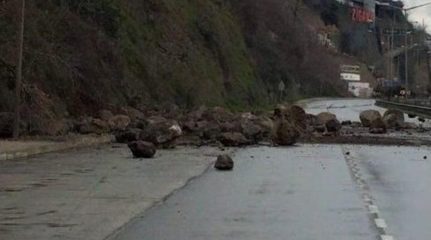 Karadeniz Sahil Yolu’nda Ulaşım Güçlükle Sağlanıyor