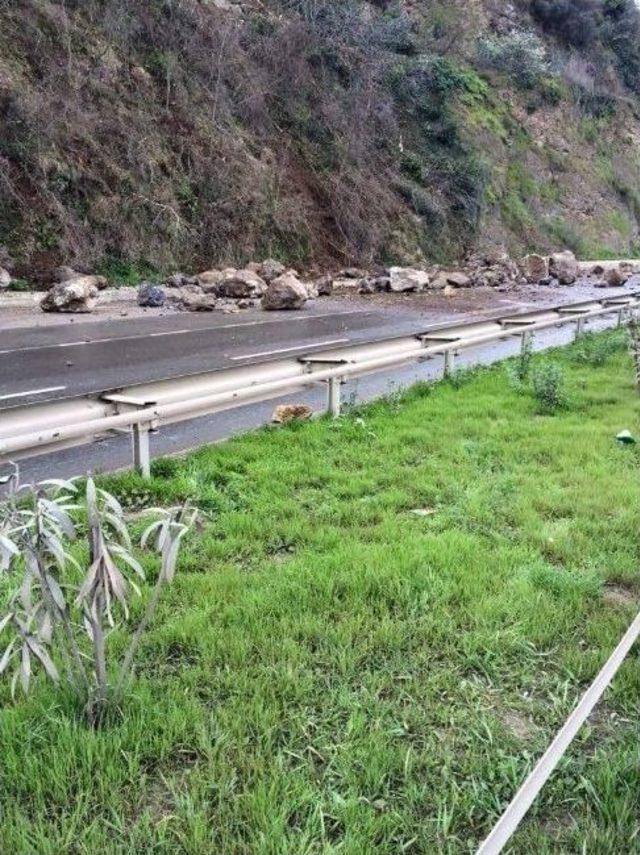 Karadeniz Sahil Yolu’nda Ulaşım Güçlükle Sağlanıyor 1