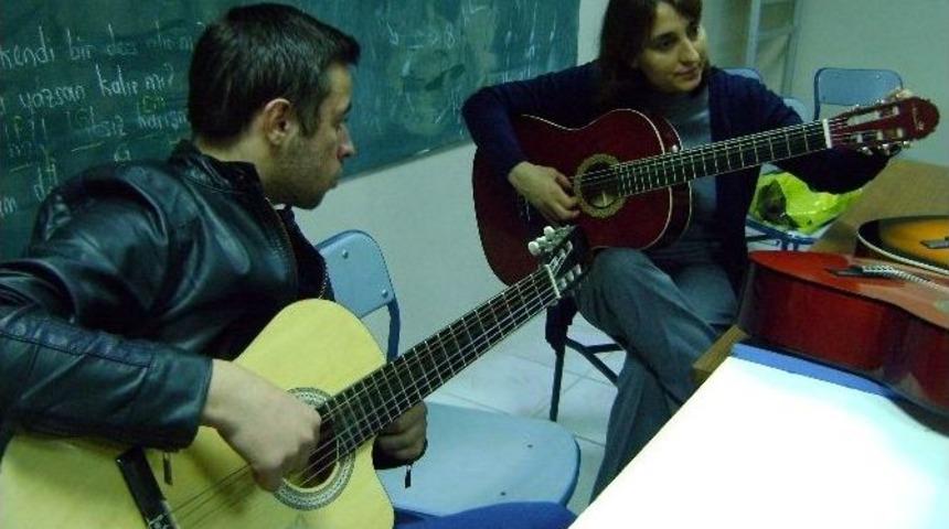 Aydın Gen&ccedil;lik Merkezinde Gitar Kursu