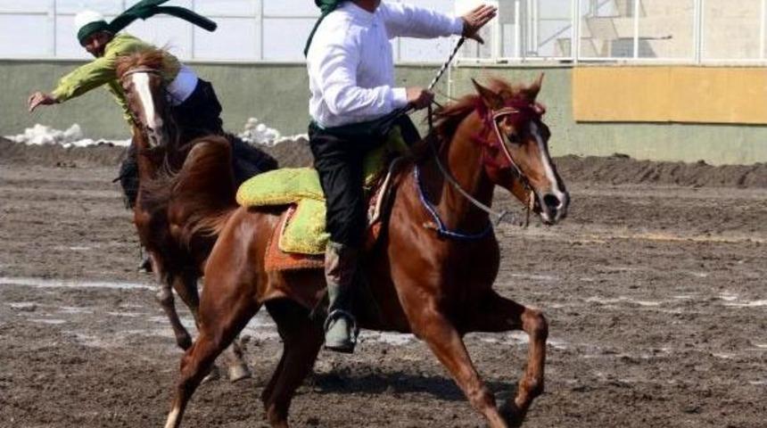 Ke&ccedil;e K&uuml;lahlı Cirit&ccedil;iler