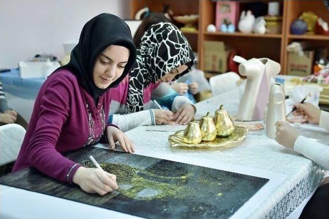 Seramik Ve Ahşap Sanata D&ouml;n&uuml;ş&uuml;yor 1