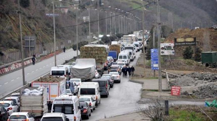 Ev Inşaatında Istinat Duvarı &Ccedil;&ouml;kt&uuml;, Kayalar Karadeniz Sahil Yolu'nu Kapattı