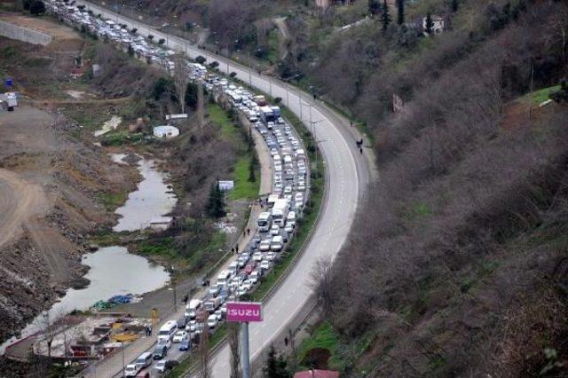 Ev Inşaatında Istinat Duvarı Çöktü, Kayalar Karadeniz Sahil Yolu'nu Kapattı