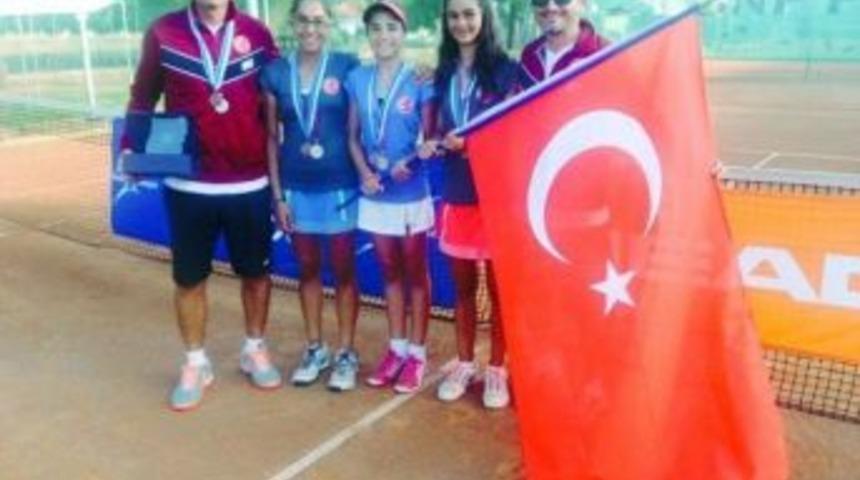 Bakan Kılı&ccedil; Tenis&ccedil;i Kılı&ccedil; Betina Toka&ccedil;&rsquo;ı Tebrik Etti