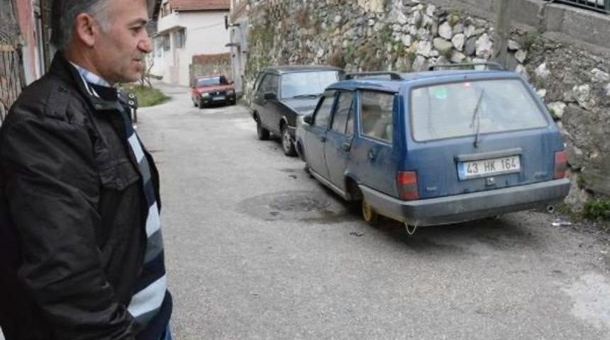 Park Halindeki Otomobilin 4 Lastiği &Ccedil;alındı