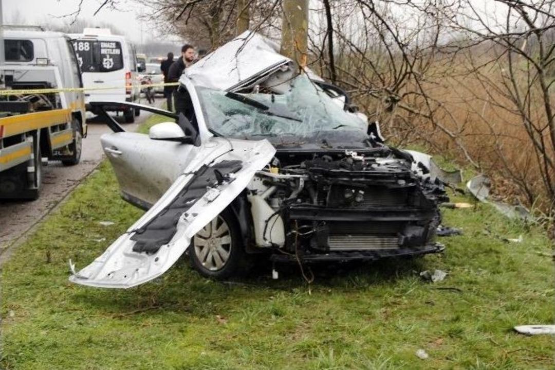 Otomobil Ağaca &Ccedil;arptı: 1 &Ouml;l&uuml;, 2 Yaralı