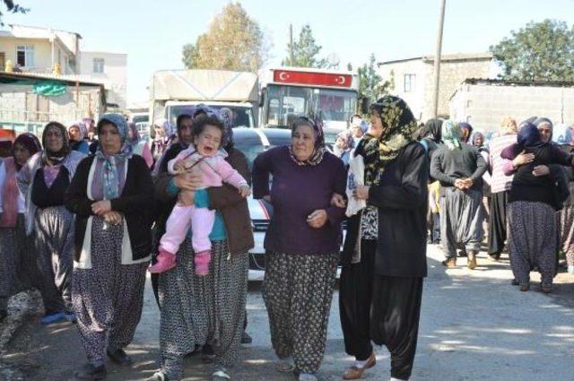 Ablasının Benzin Döküp Yaktığı Ayşe, Son Yolculuğuna Duvağı Ile Uğurlandı.