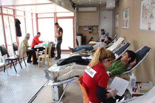 Kızılay&rsquo;dan K&uuml;rt&ccedil;e M&uuml;zik Dinletili Kan Bağışı Kampanyası 3