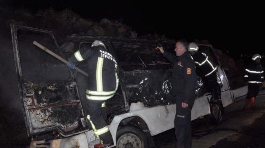 Minib&uuml;s&uuml;n&uuml; Bor&ccedil;larından Ve Ka&ccedil;ak Sigara Taşımaktan Kurtulmak I&ccedil;in Yakmış