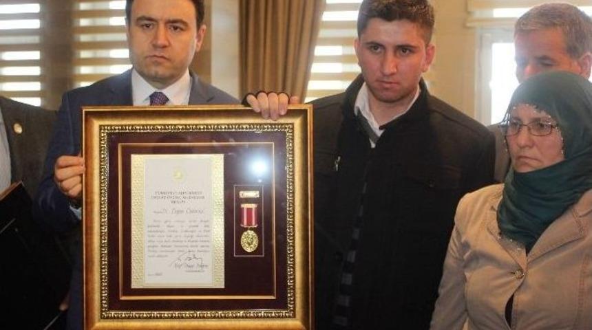 Ağrılı Gazilere Devlet &Ouml;v&uuml;n&ccedil; Madalyası Verildi