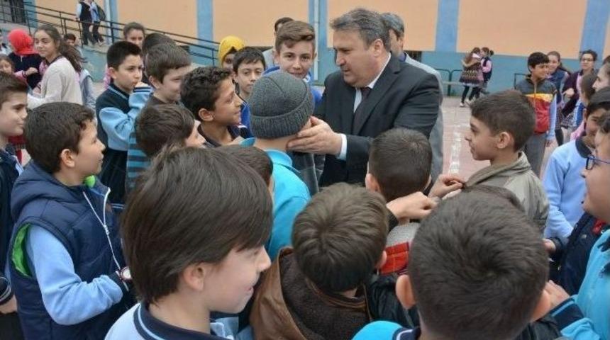 &Ouml;ğrencilerden Başkan &Ccedil;er&ccedil;i&rsquo;ye Sevgi G&ouml;sterisi