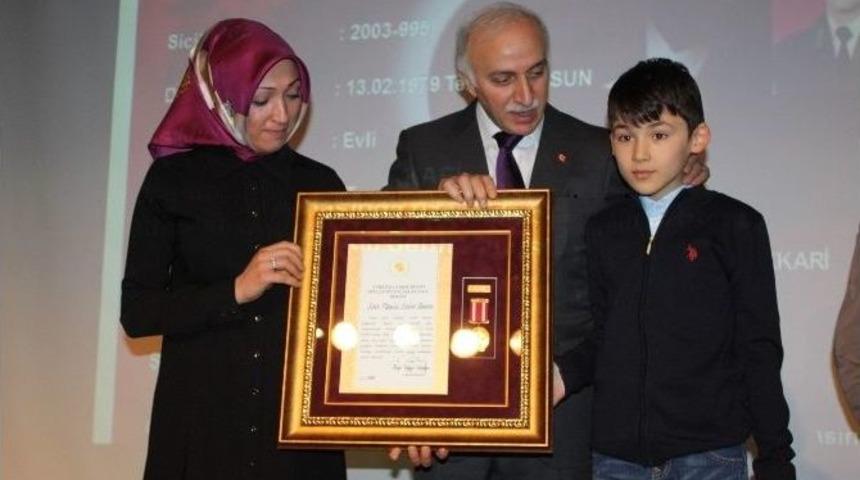 Şehit Ailelerine "devlet &Ouml;v&uuml;n&ccedil; Madalyası"