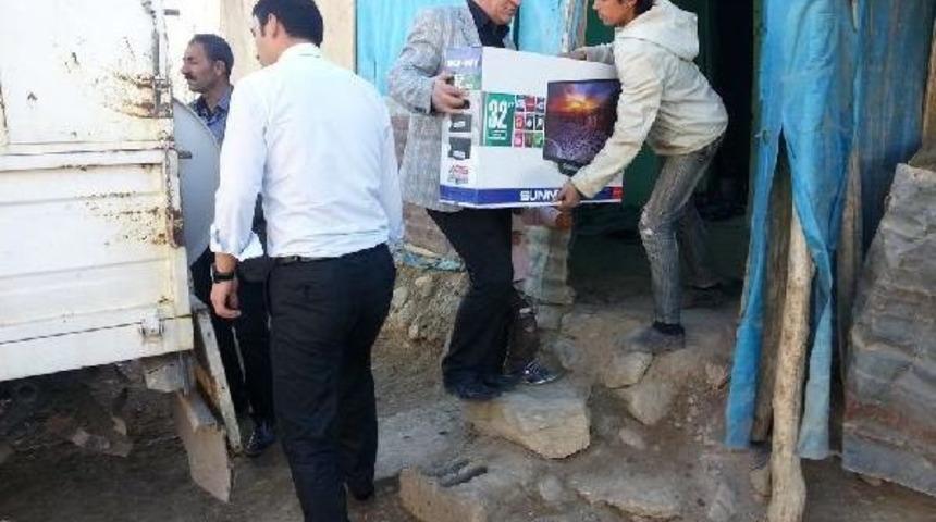 Başkale'de Sefalet I&ccedil;indeki Aileye Kaymakam Sahip &Ccedil;ıktı