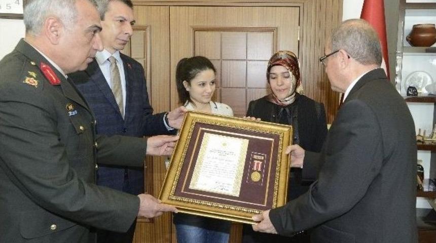 Şehit Yakını Ve İki Gaziye Devlet &Ouml;v&uuml;n&ccedil; Madalyası Verildi