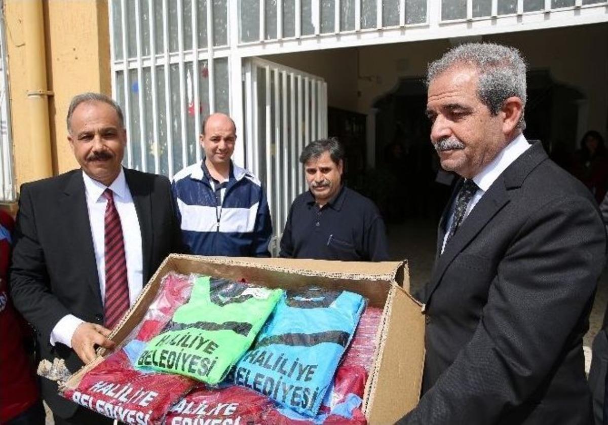 Başkan Demirkol, &Ouml;ğrencilere Formalarını Dağıttı