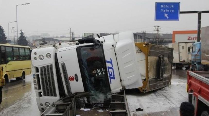 Kimyasal Madde Y&uuml;kl&uuml; Tır Devrildi: 1 Yaralı