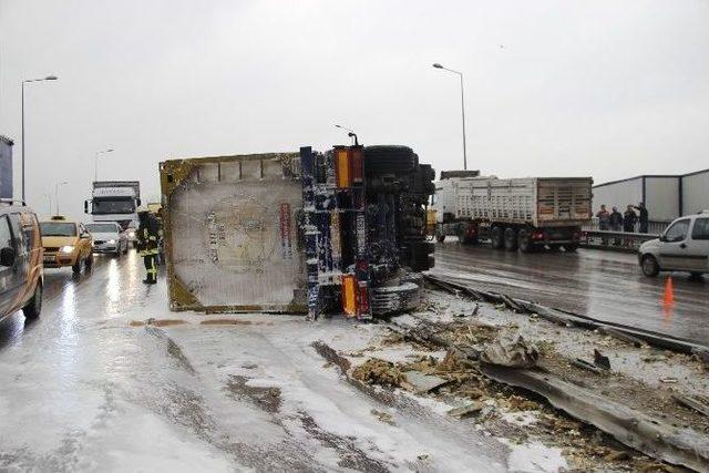 Kimyasal Madde Yüklü Tır Devrildi: 1 Yaralı