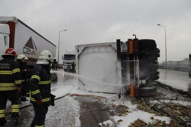 Kimyasal Madde Yüklü Tır Devrildi: 1 Yaralı