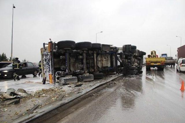 Kimyasal Madde Yüklü Tır Devrildi: 1 Yaralı