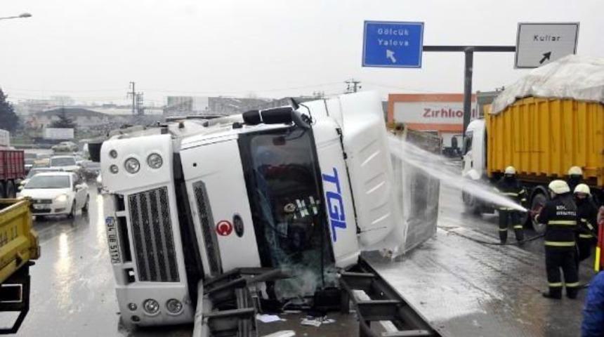 İzmit'te Kimyasal Madde Yüklü Tanker Devrildi: 1 Yaralı