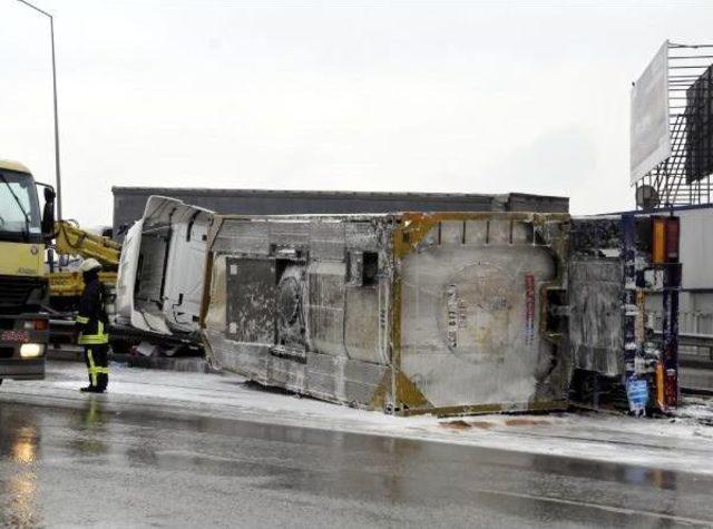 İzmit'te Kimyasal Madde Yüklü Tanker Devrildi: 1 Yaralı