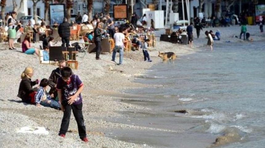 Bodrum'da G&uuml;neşi G&ouml;ren Sahile Koştu