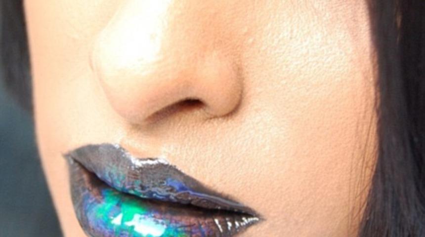 Yeni trend yağlı ve kaygan dudaklar 